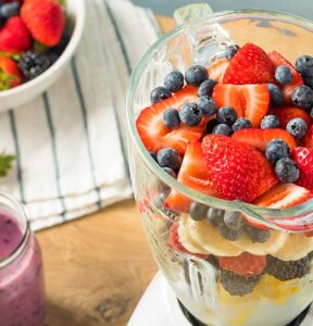 organic-healthy-fruit-in-a-blender-5DNWQBC.jpg