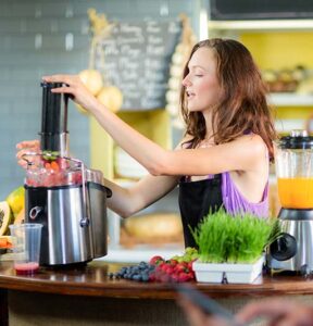 shop-assistant-preparing-juice-at-health-grocery-s-P6U5WEY.jpg